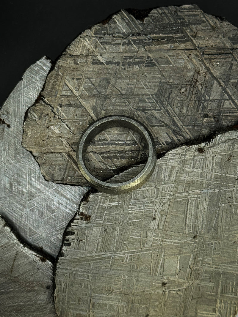 Flat Solid Muonionalusta Meteorite Ring